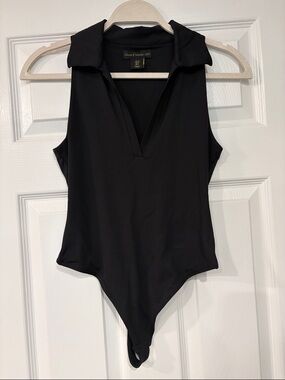 House of Harlow 1960 Black Sleeveless V-Neck Collared Bodysuit